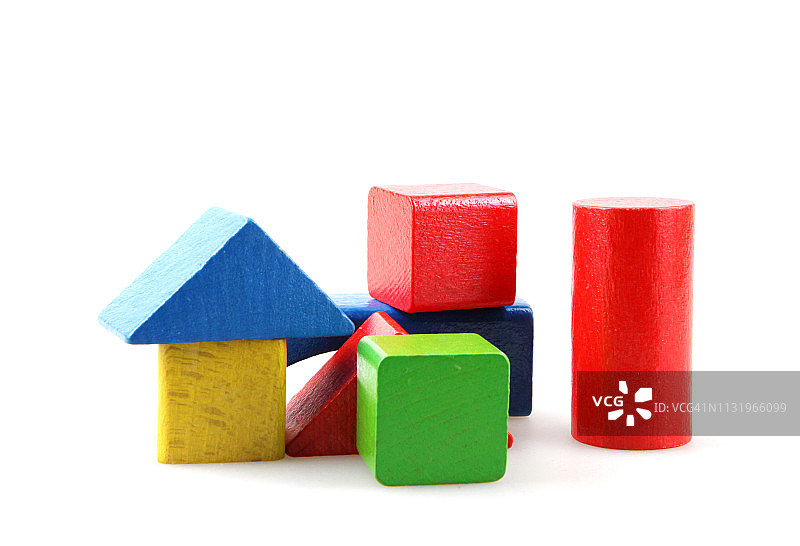 白色背景上的彩色木块图片素材