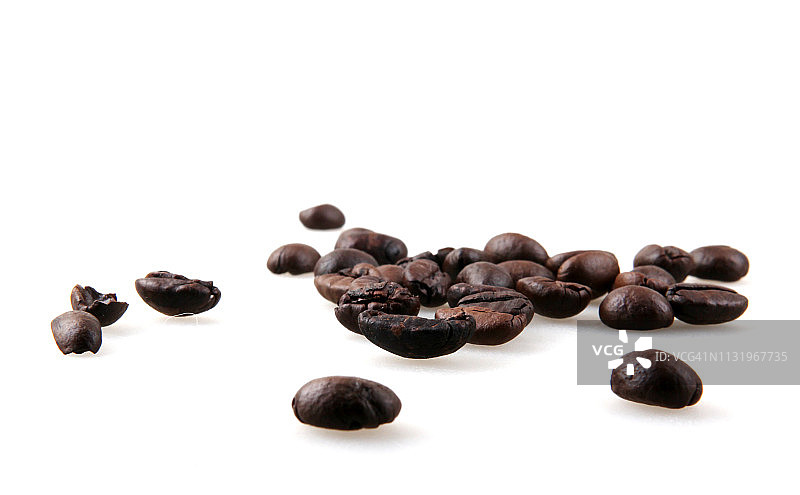 白色背景上的分离咖啡豆图片素材
