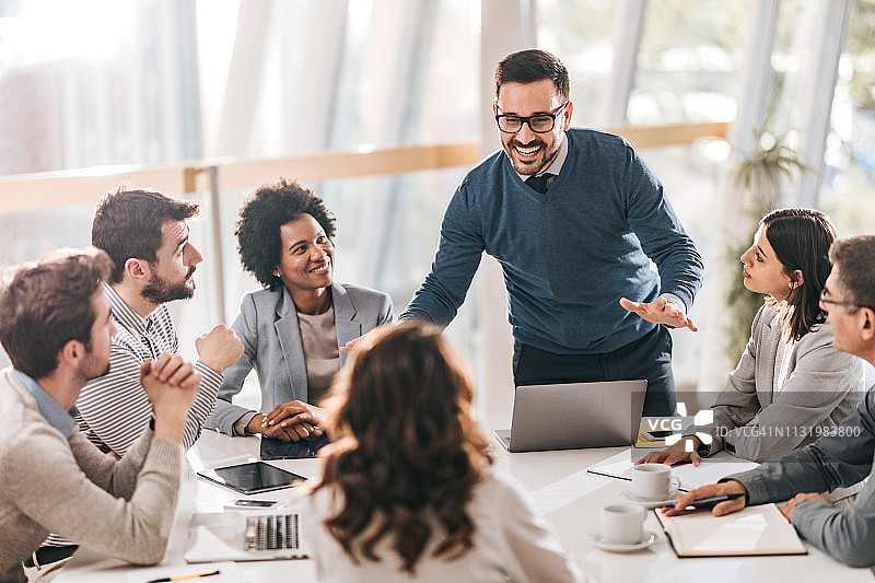 在办公室领导会议的快乐年轻经理图片素材