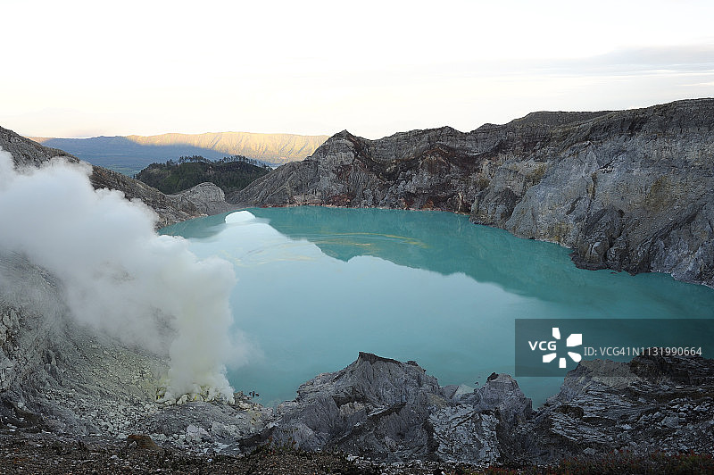 伊真火山的硫磺矿工图片素材