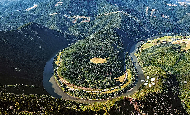 斯洛伐克瓦赫河上多马辛斯基曲流的空中全景图片素材