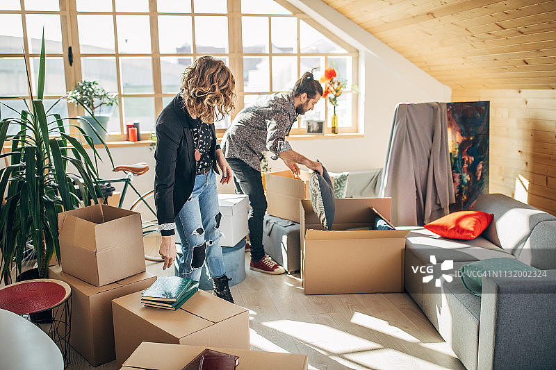 情侣搬进新公寓图片素材
