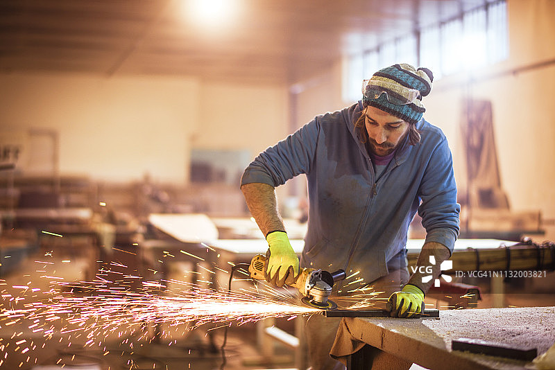 金属工人在车间打磨金属图片素材