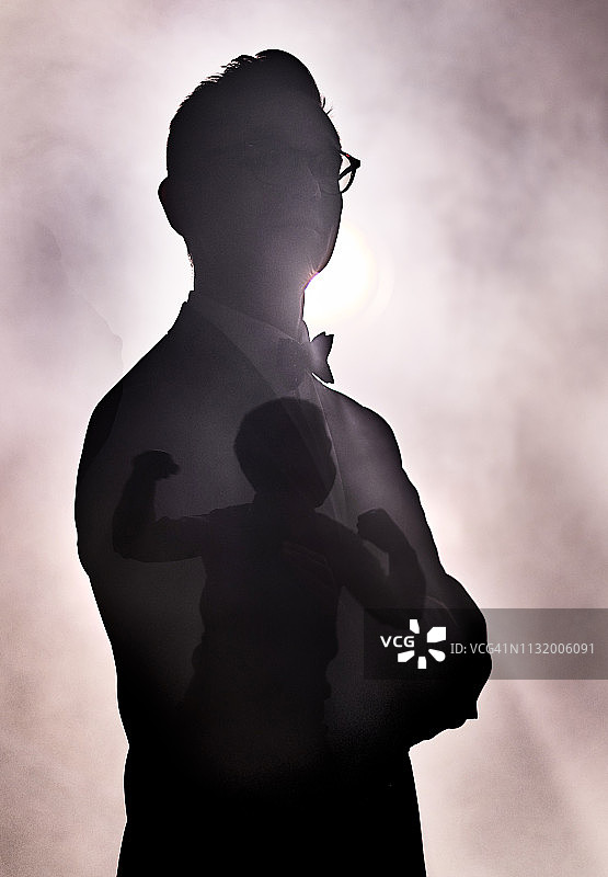 戴眼镜的睿智年轻人剪影逆光人像图片素材