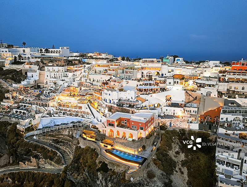 希腊圣托里尼岛费拉镇日落夜间全景航拍图片素材