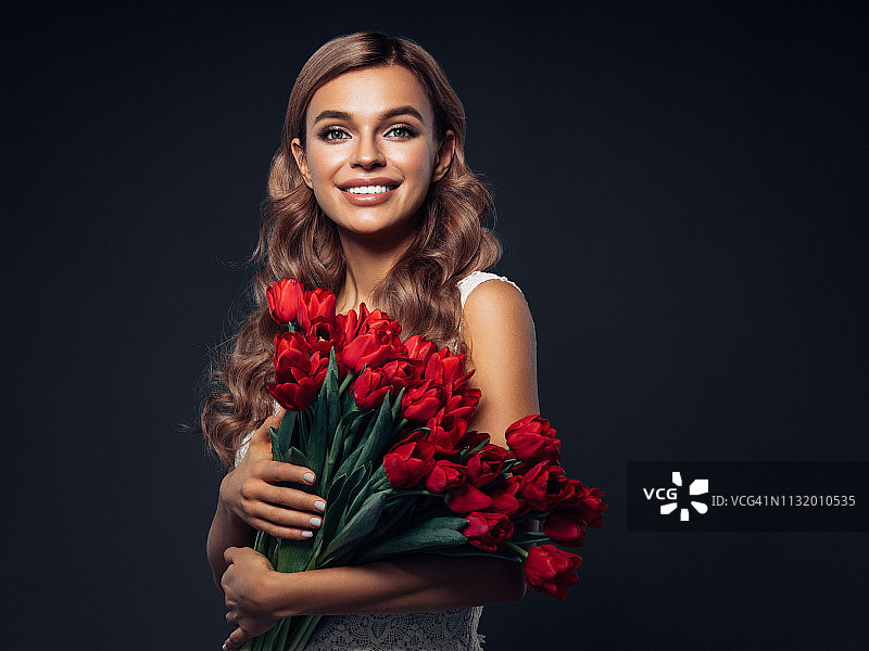 手持鲜花的漂亮女人图片素材