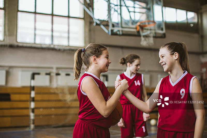 赛后握手图片素材