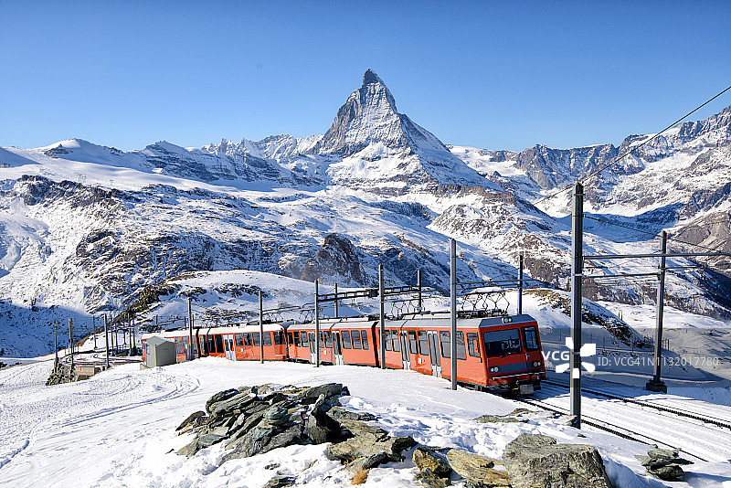 齿轨列车驶入瑞士戈尔内格拉特终点站图片素材