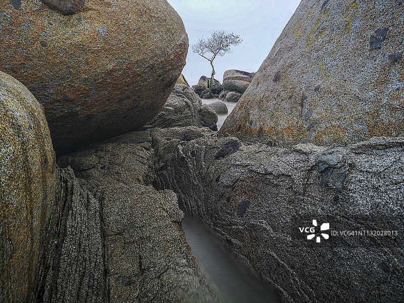 多云季风天气岩石海滩的长时间曝光全景图片素材