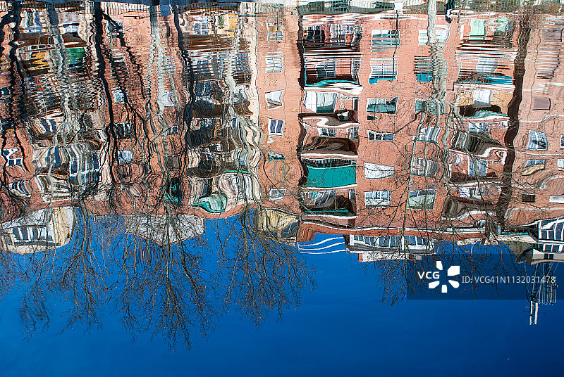 曼萨纳雷斯河中的建筑倒影图片素材