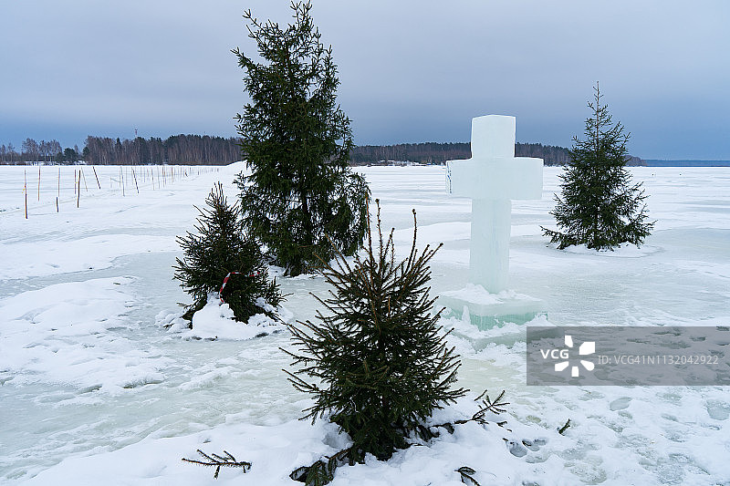雅罗斯拉夫尔州梅什金村附近的伏尔加河冰封景观图片素材