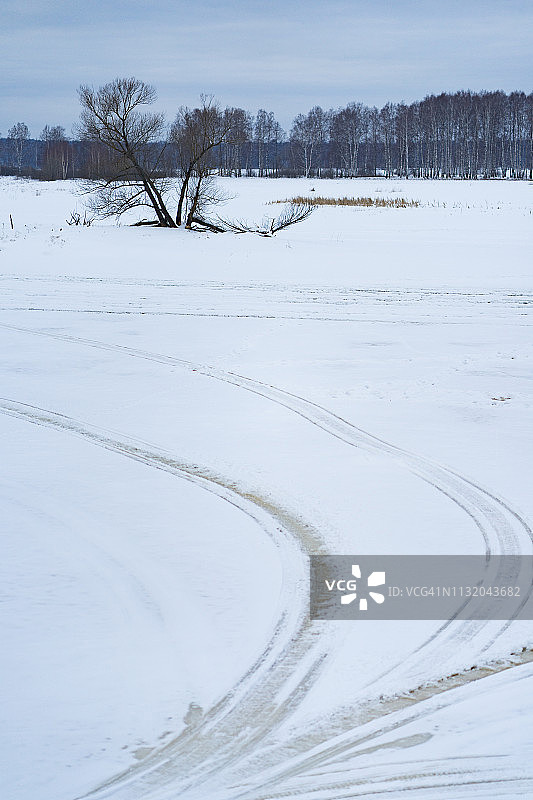 雅罗斯拉夫尔州梅什金村附近的伏尔加河冰封景观图片素材