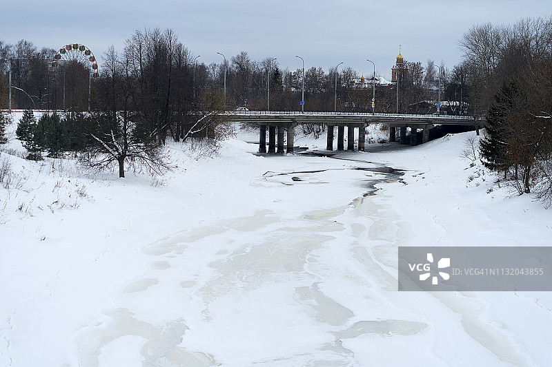 雅罗斯拉夫尔州梅什金村附近的伏尔加河冰封景观图片素材
