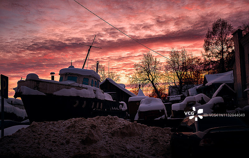 2019年2月俄罗斯雅罗斯拉夫尔州梅什金市伏尔加河冰面日落美景图片素材