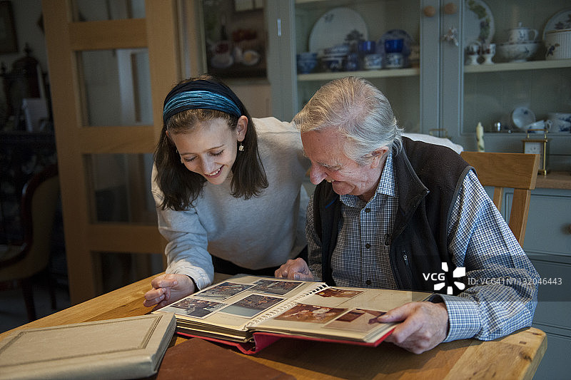 孙女和爷爷在看老照片图片素材