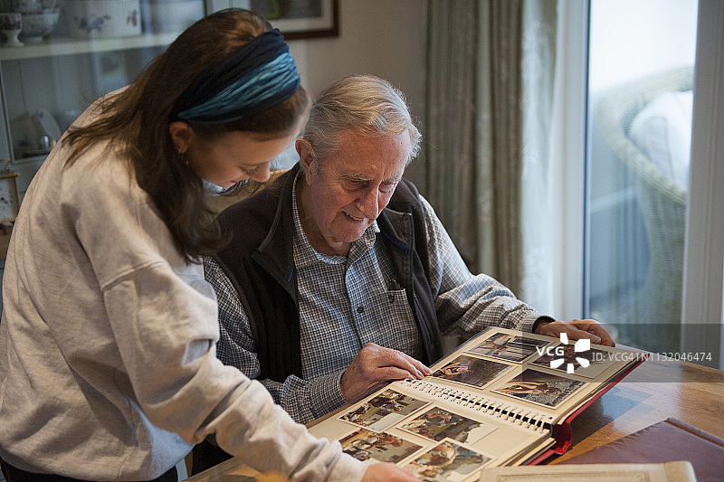孙女和爷爷在看老照片图片素材