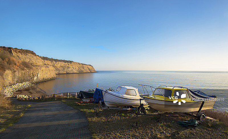 悬崖上的船只图片素材