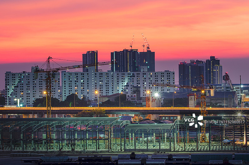 夜间塔吊建造大型住宅楼图片素材