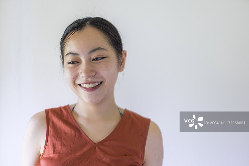 微笑的亚洲年轻女子肖像图片素材