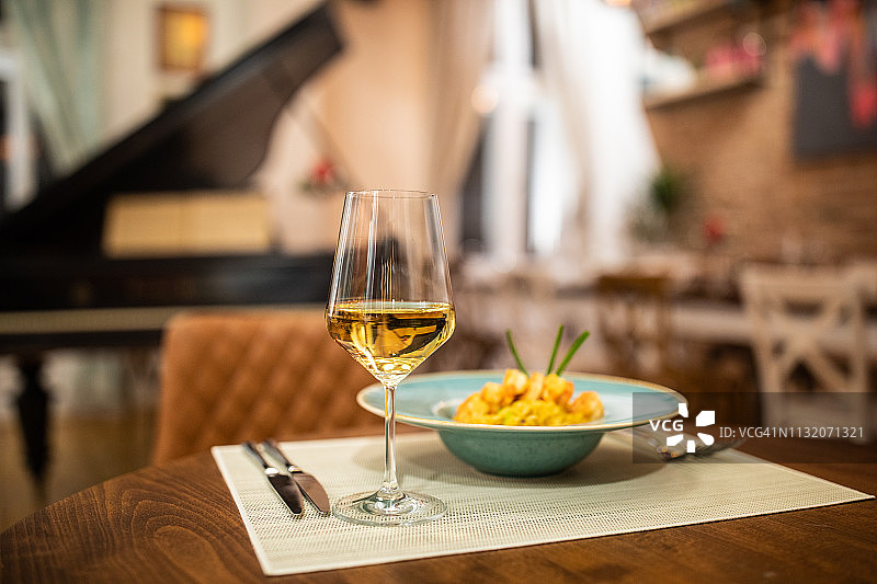 海鲜烩饭与白葡萄酒图片素材