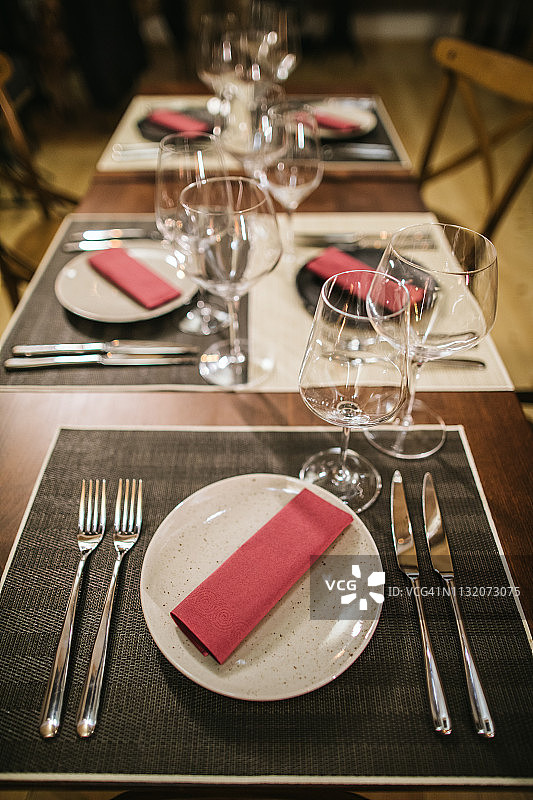 餐厅里的餐桌布置图片素材