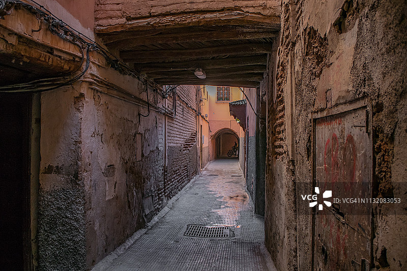 马拉喀什麦地那老城区狭窄街道，摩洛哥图片素材