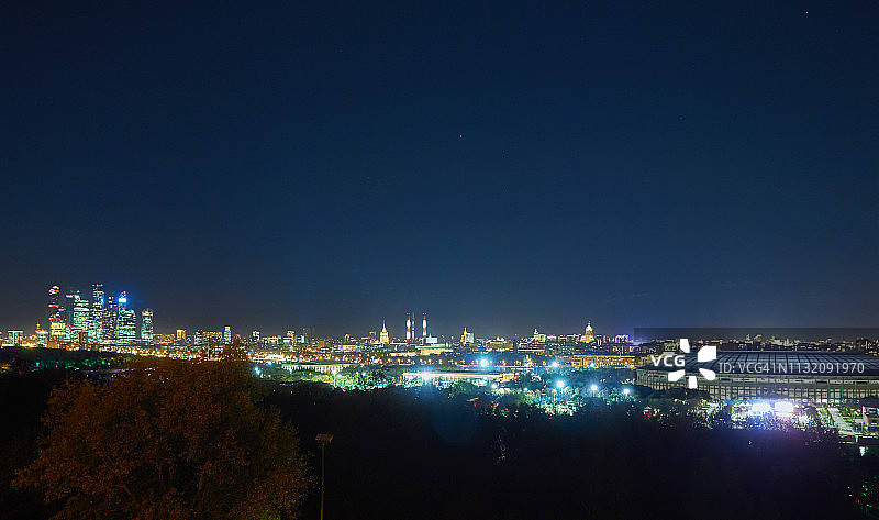 从麻雀山公园观景台看到的莫斯科夜景图片素材