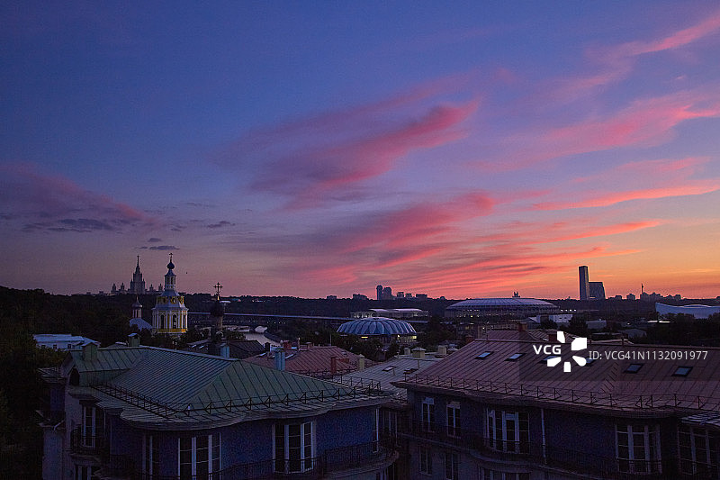 紫色日落下的城市景观图片素材