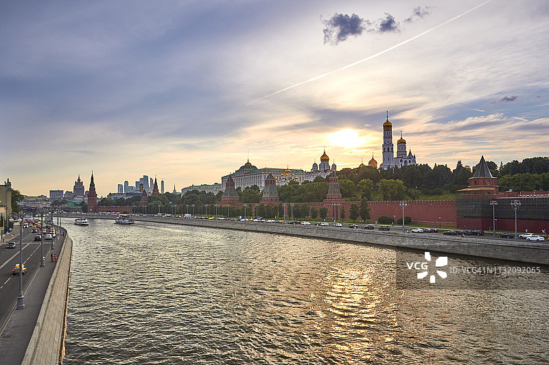 莫斯科河畔城市风光与克里姆林宫图片素材