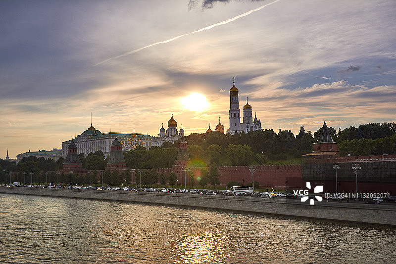 莫斯科河畔城市风光与克里姆林宫图片素材