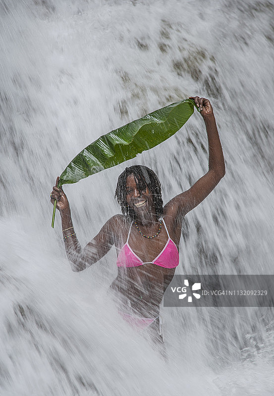 在瀑布前的年轻女人图片素材