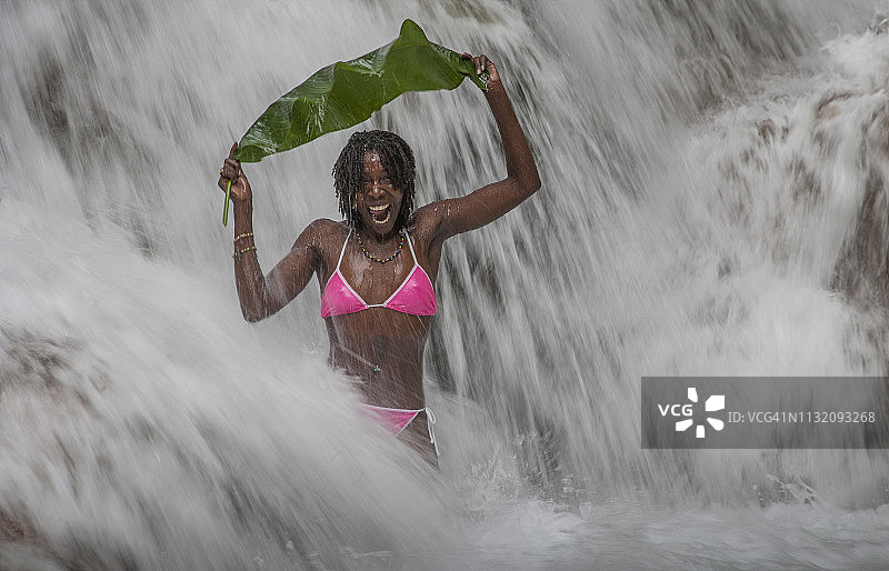 在瀑布前的年轻女人图片素材