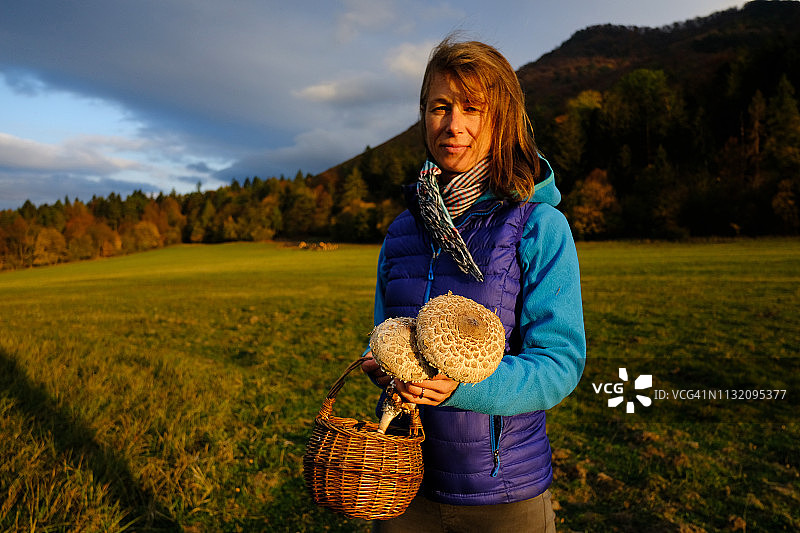 斯洛伐克女人手持野生蘑菇图片素材
