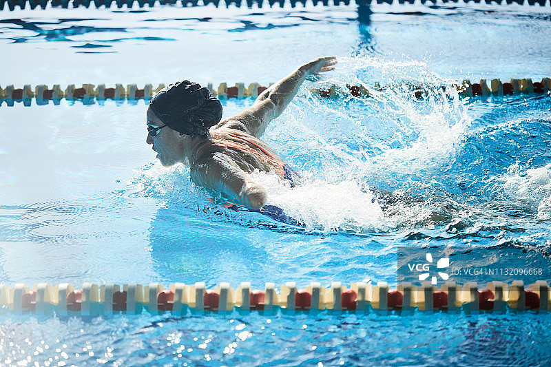 在游泳池训练的残疾运动员图片素材