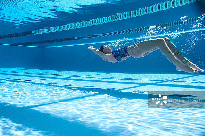 在游泳池训练的残疾运动员图片素材