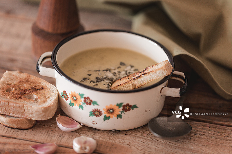 金属盘装南瓜籽烤面包西兰花汤图片素材