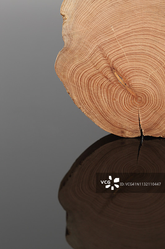 镜面上的木制十字架截面图片素材