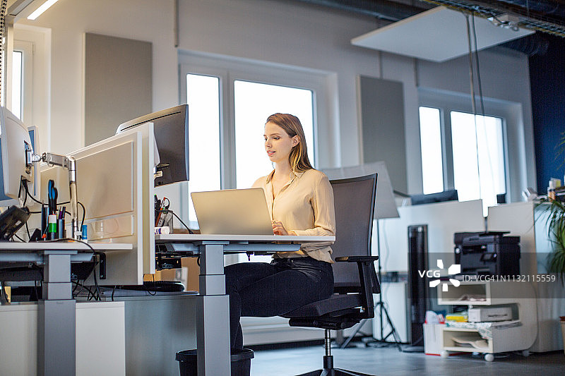 在现代化办公室工作的职业女性图片素材