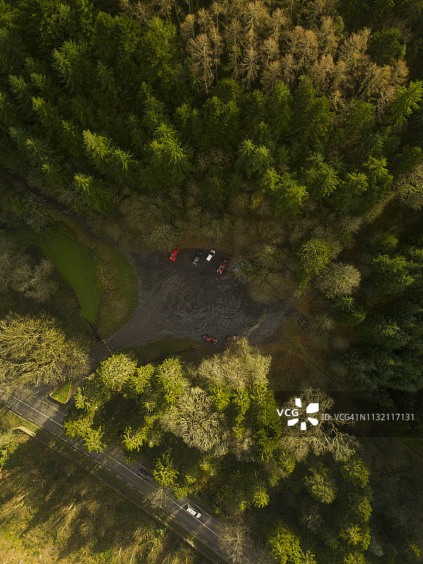 停在爱尔兰蒂珀雷里郡基尔沙恩布伦沙班沙森林停车场的汽车图片素材