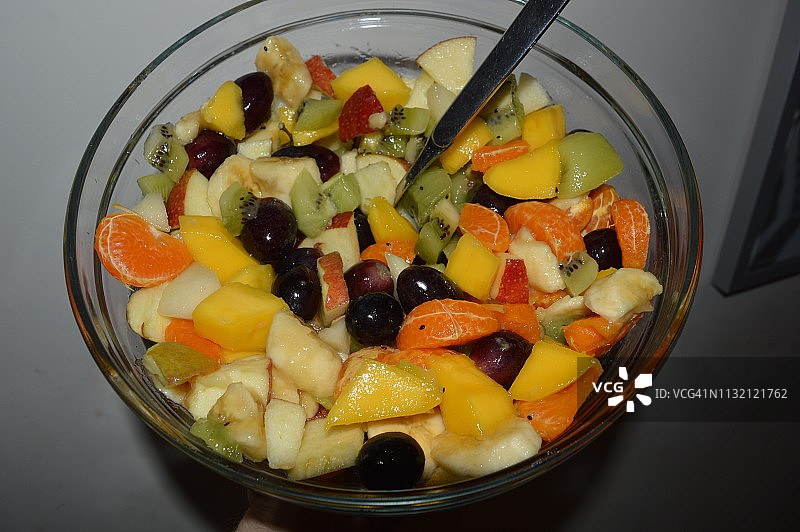 玻璃碗中的水果沙拉图片素材