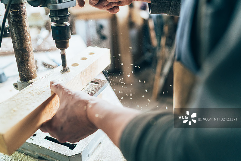木匠钻木板图片素材