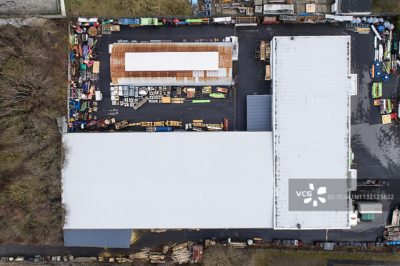 一个大型工业建筑和垃圾场的屋顶-鸟瞰图图片素材