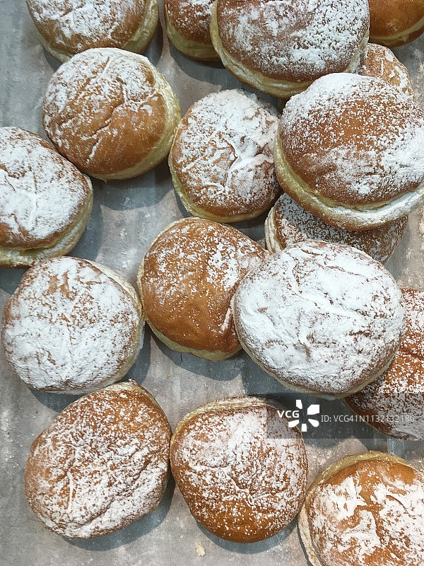 撒满糖粉的甜甜圈图片素材