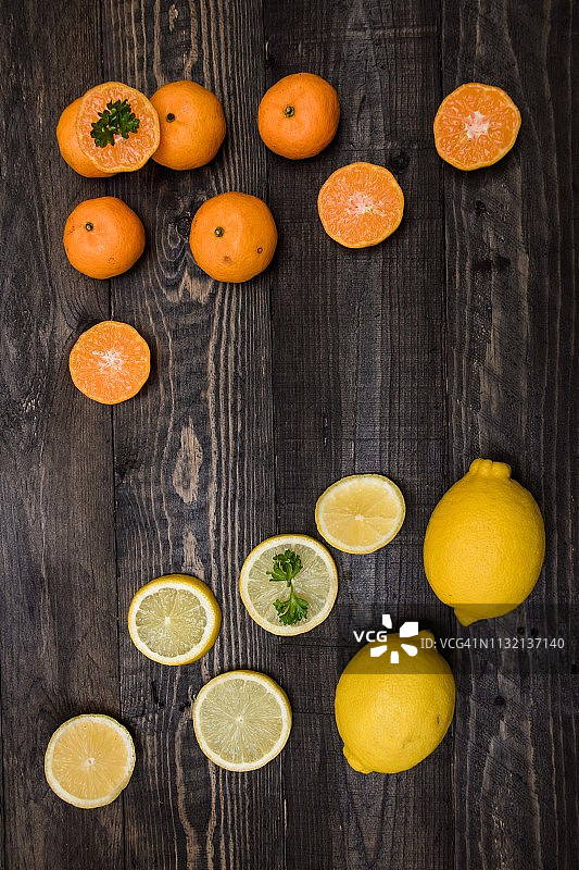 木桌上的蜜桔和柠檬图片素材