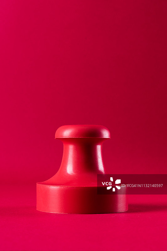 红色背景上的红色橡胶印章图片素材