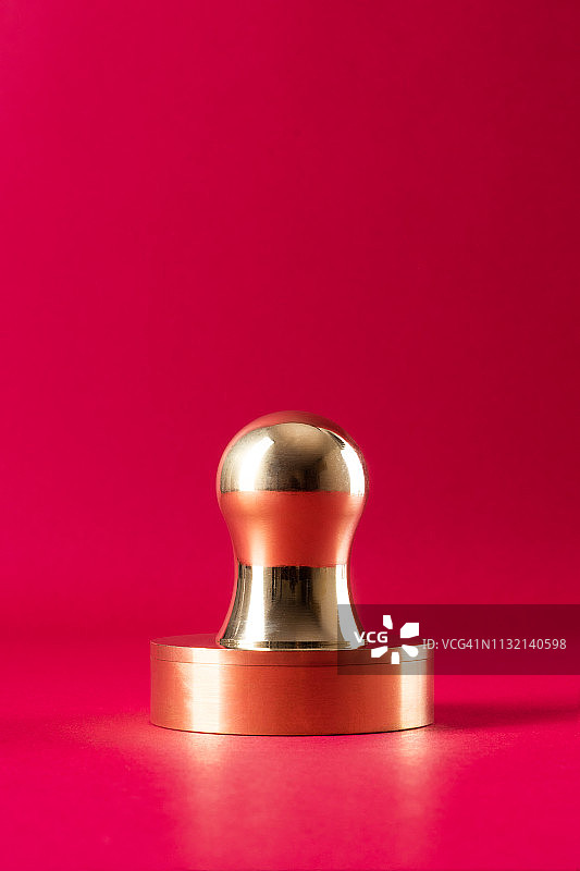 红色背景上的金色印章图片素材