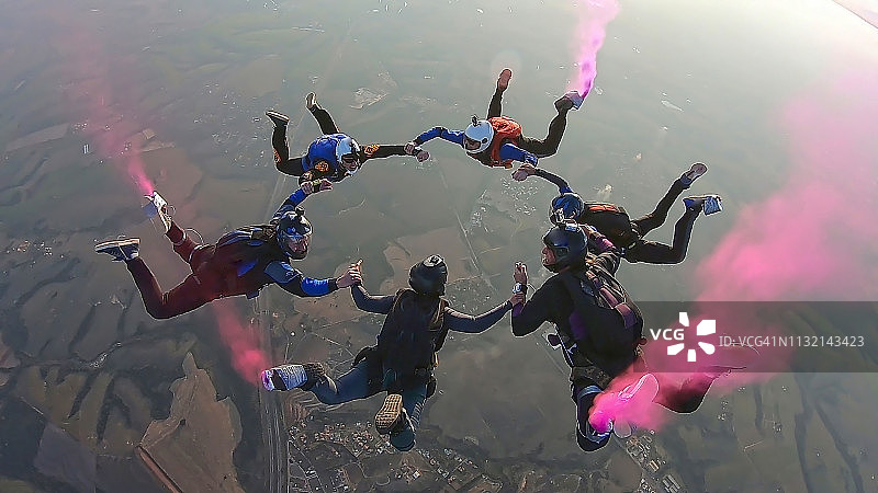 粉色烟雾跳伞队形图片素材