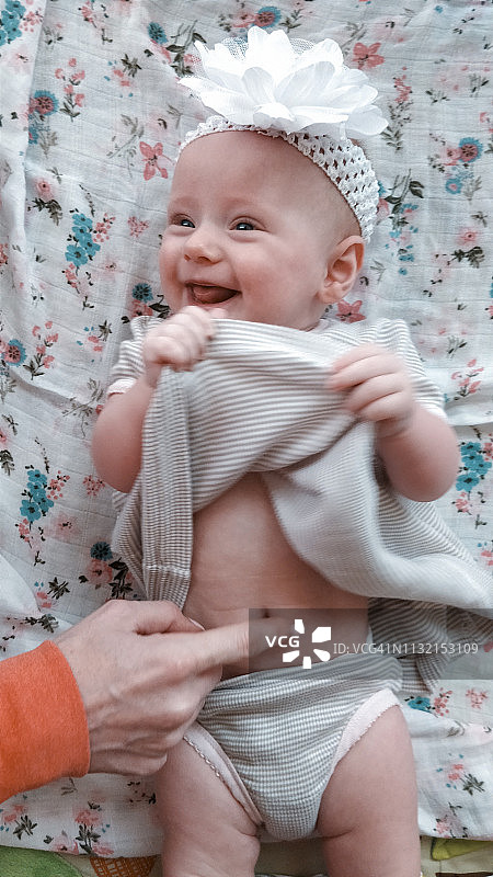 穿着可爱服装的快乐新生儿图片素材