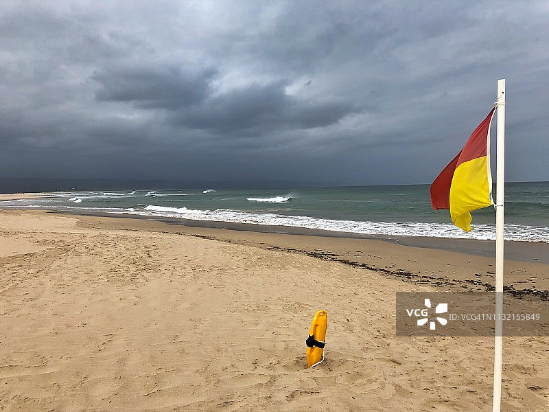 救生员巡逻旗帜与救生圈图片素材