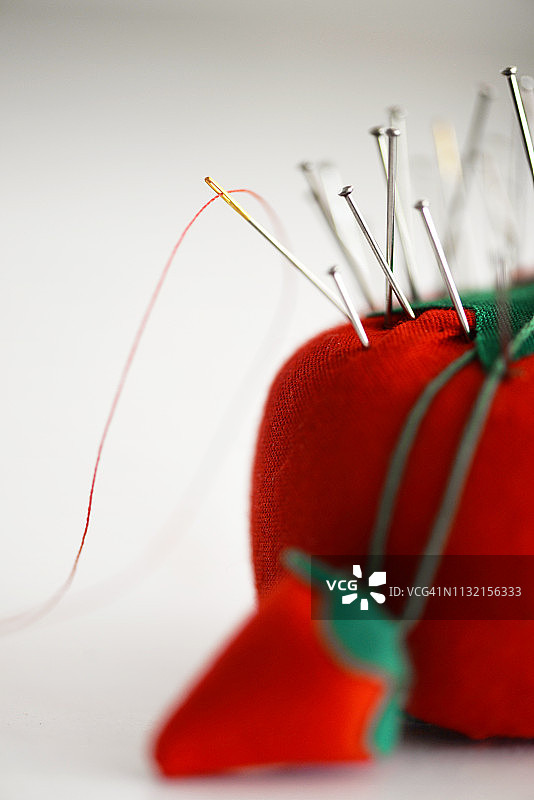 针垫上的别针和缝纫针图片素材